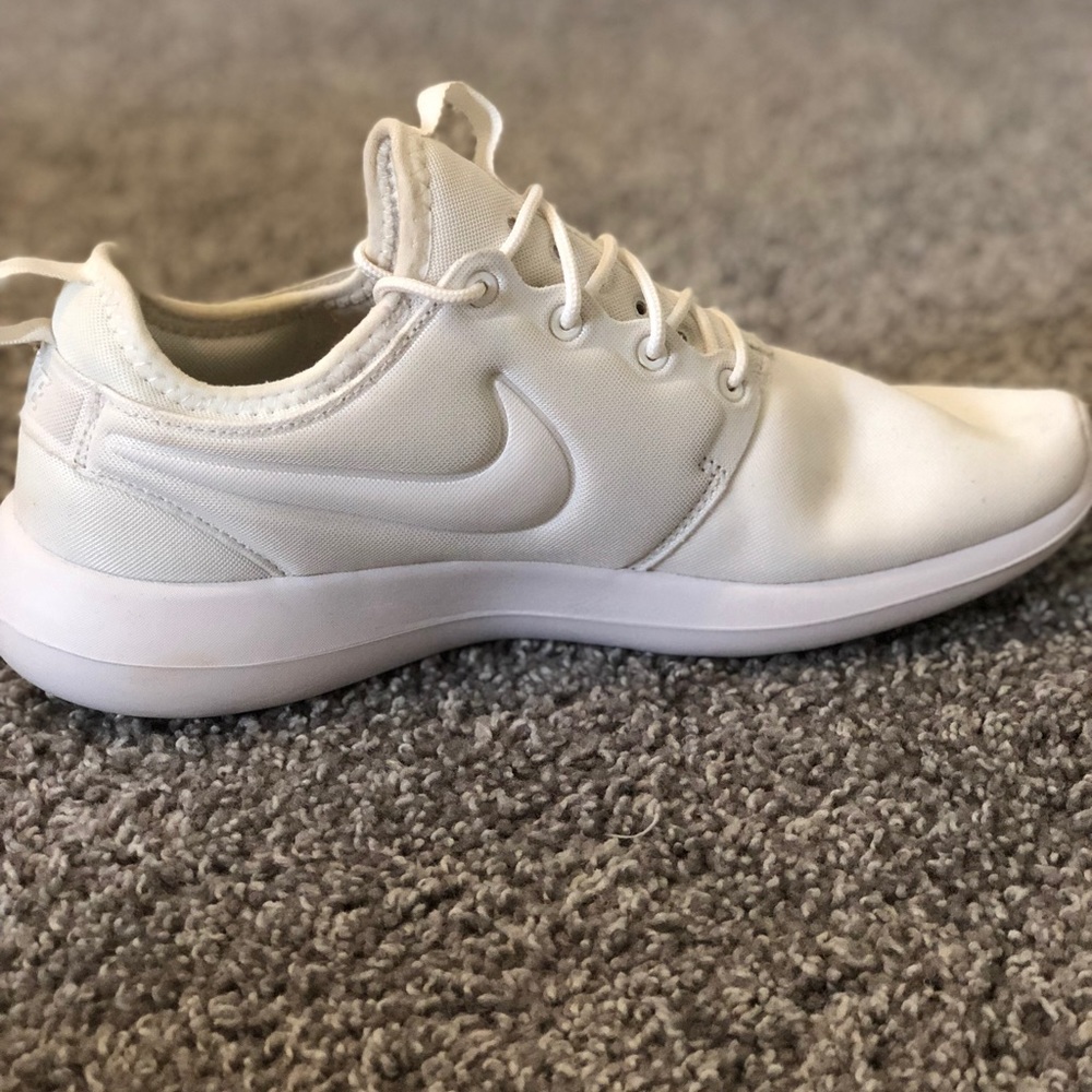 White nike shoes